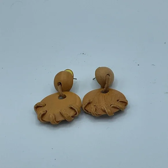 “HANDMADE” ROUND WOOD AND LEATHER ROPE DROP STYLR PIERCED EARRINGS. - Picture 6 of 9